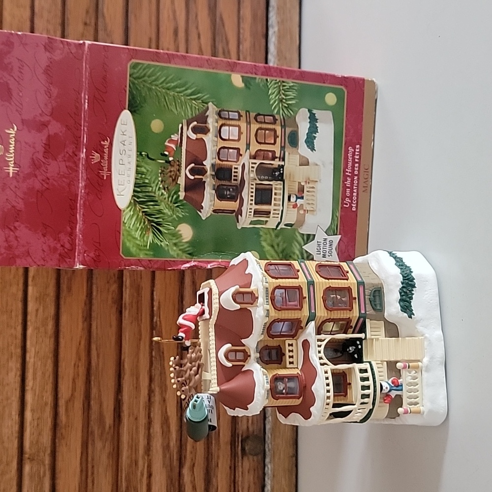 2001 Hallmark Keepsake Up On The Housetop Tree Ornament Magic Light Motion